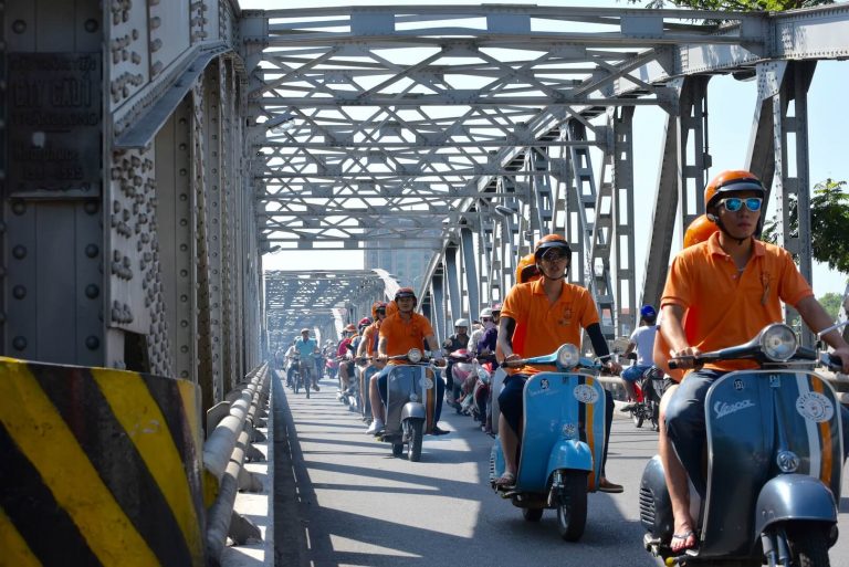 Vespa tour – cesarskie odkrycia w hue