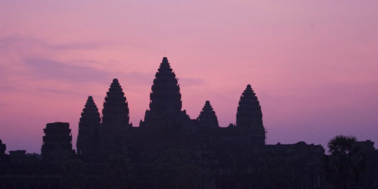 Angkor o wschodzie słońca na skuterach Vespa