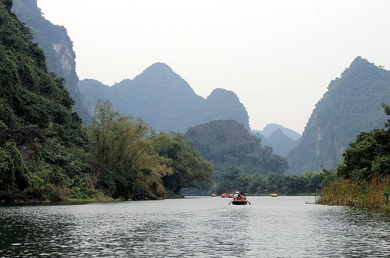 800px-Ninh_Binh_cave_river_boating