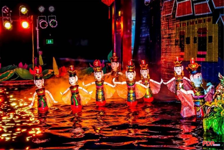 Autentyczna wieczorna kolacja wielokulturowa i spektakl teatru lalek na wodzie (Join tour)